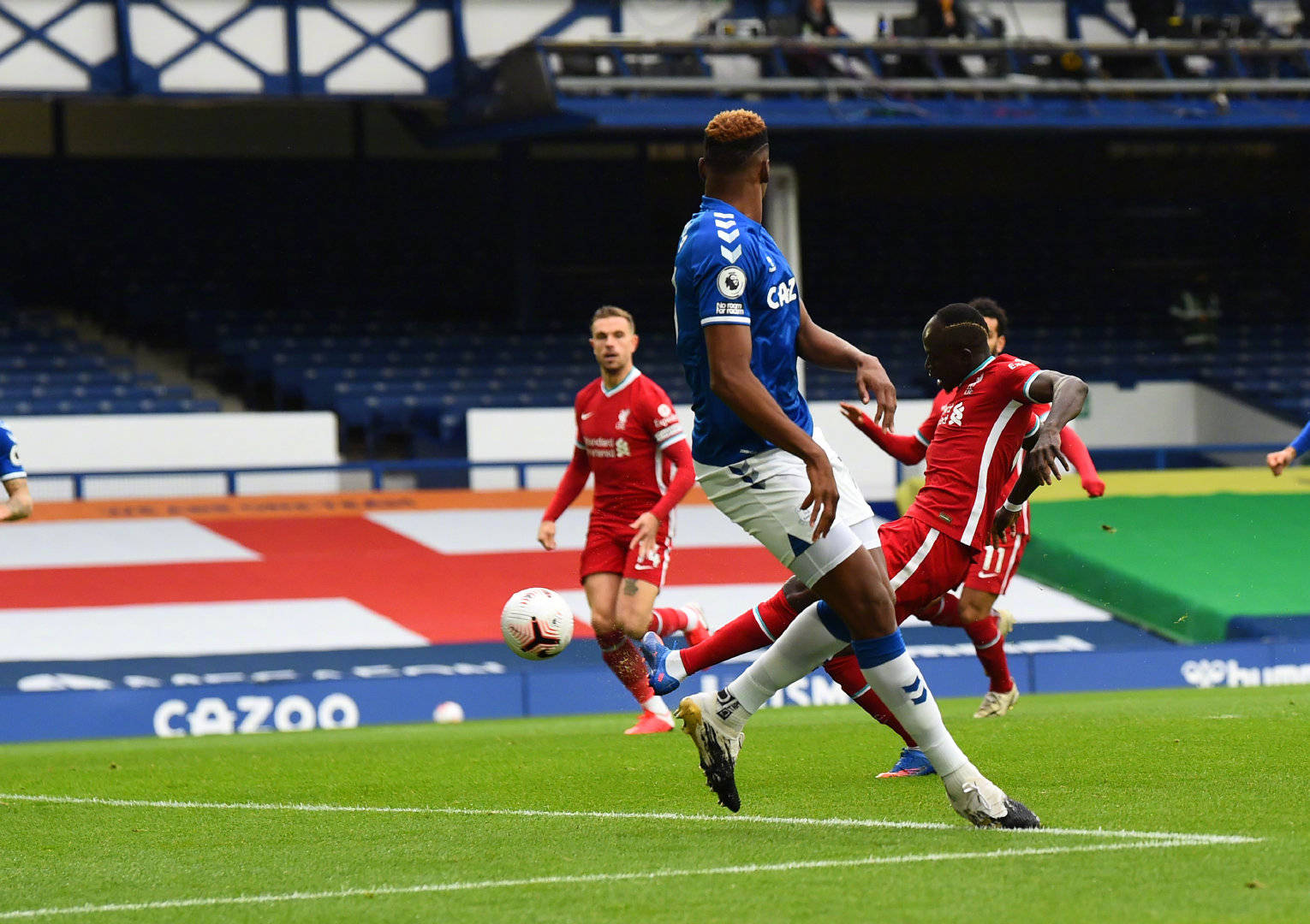 仅突显了伊 仅突显了伊